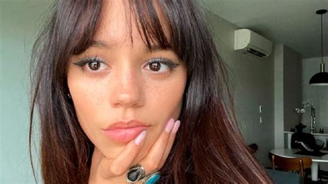 JENNA ORTEGA REVELA SEU LADO MAIS SEXY NA TOUR。